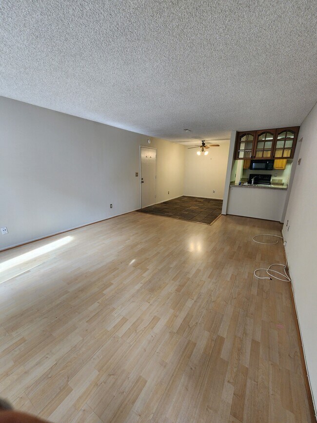 Foto del edificio - 4900 Overland Ave