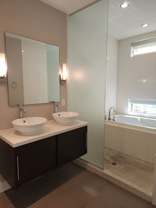 Building Photo - Contemporary Townhome East side of Downtow...