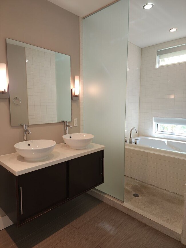 Foto del edificio - Contemporary Townhome East side of Downtow...