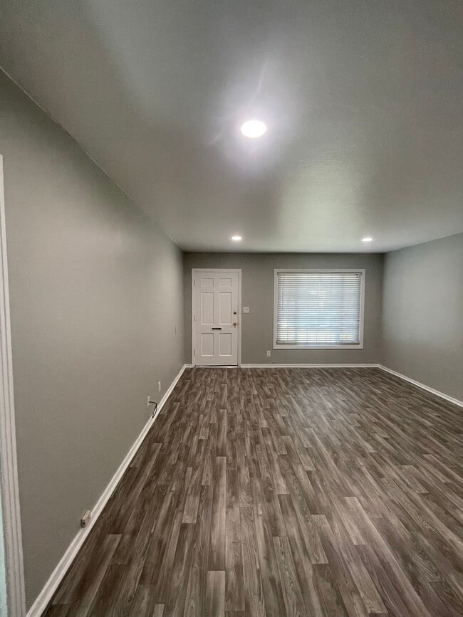 Foto del edificio - 619 Westacre Rd