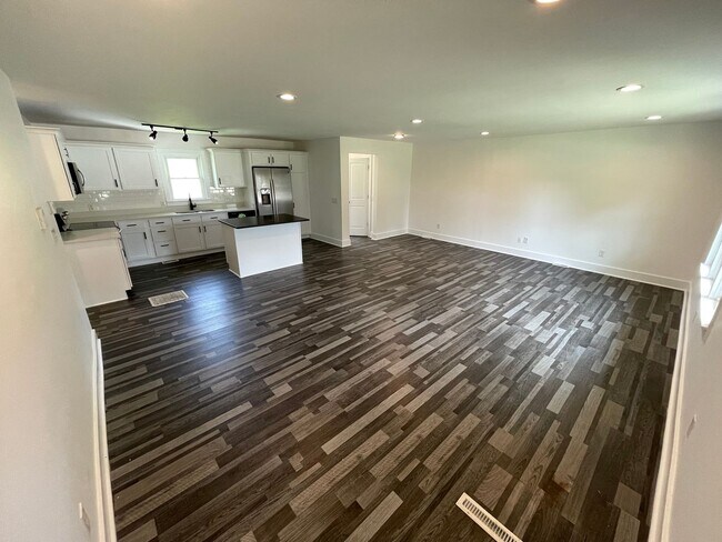Foto del edificio - Updated 3BR Home on Rockbridge w/ Basement