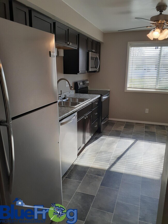 Building Photo - 15 Woodmere Ct