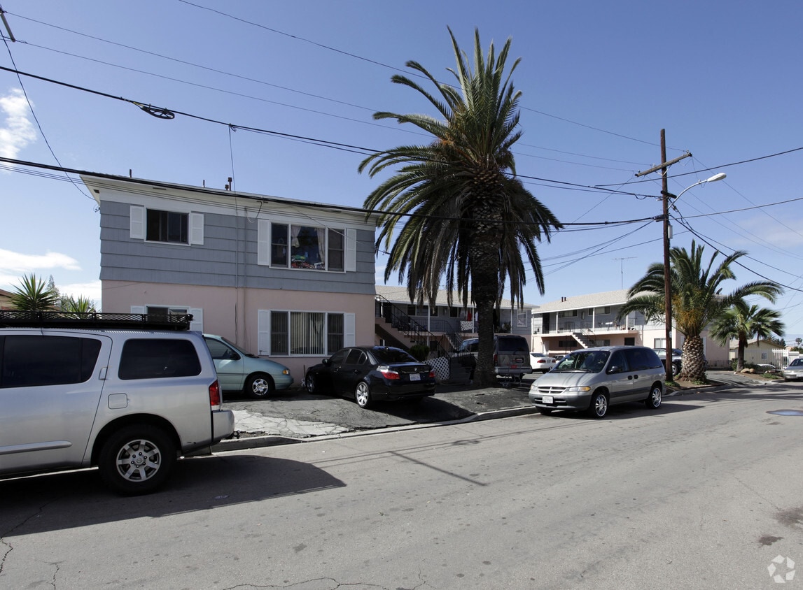 Primary Photo - Meade Avenue Apartments