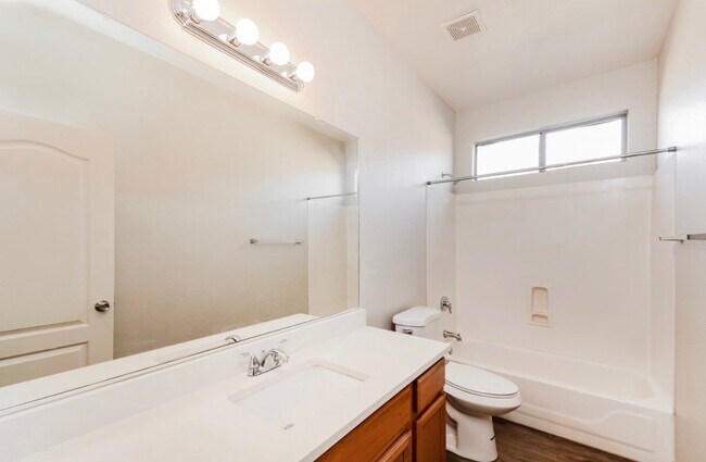 Foto del edificio - 8704 N 58th Dr
