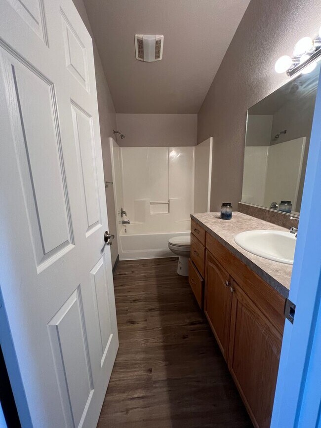 Foto del edificio - 3 bedroom, 2 bathroom - 3 plex - 2 story