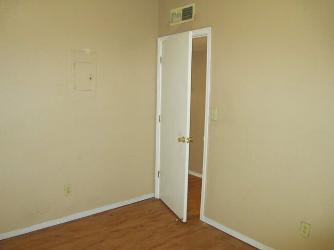 Building Photo - 1311 E San Antonio Ave