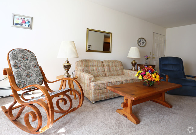 Living room - Cambridge Square Apartments