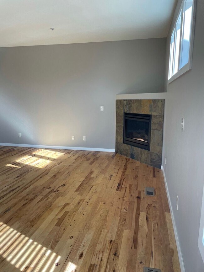 Building Photo - Gorgeous End-Unit Townhome Backing to Open Space!