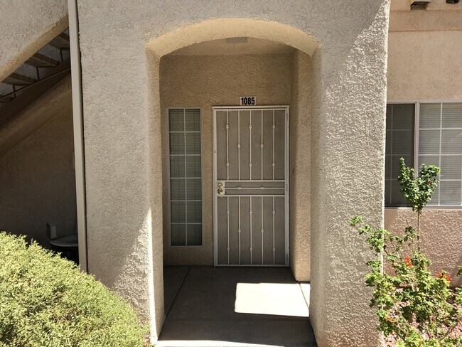 Foto del edificio - FANTASTIC GATED CONDO IN NW  WITH DETACHED...