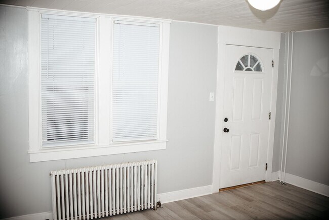 Foto del edificio - 26 E Main St