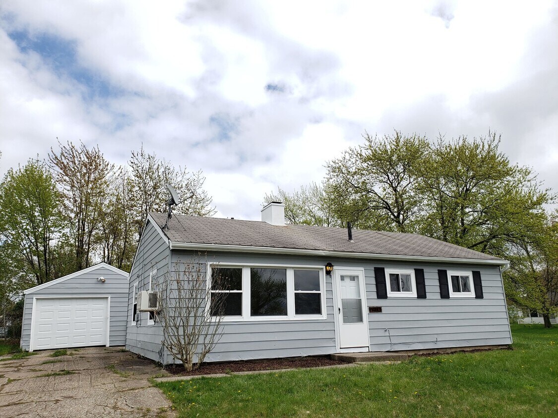 Foto principal - Charming 3-Bedroom Ranch Home on Corner Lo...