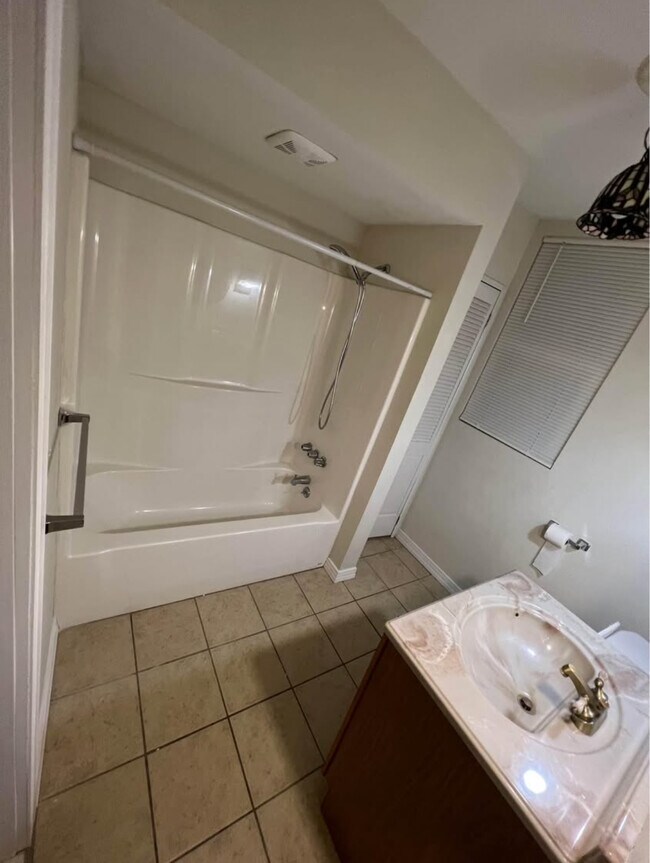 Foto del edificio - 1184 Kossuth Ave