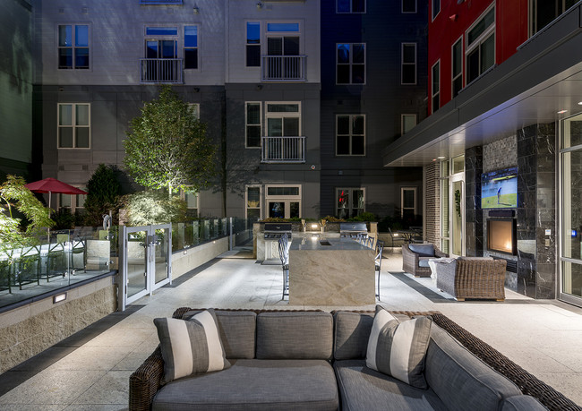 Expansive Courtyard - Hanover Alewife