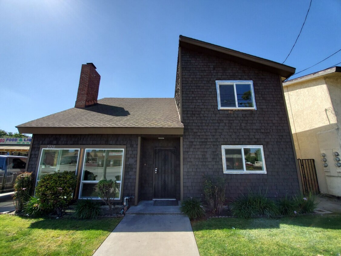 Foto principal - 2920 E Artesia Blvd