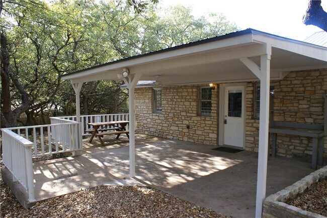 Building Photo - 909 Springlake Dr