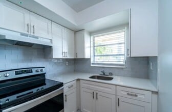 Building Photo - 4111 SW 24th Ct