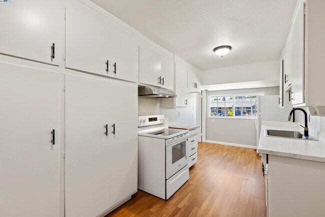 Foto del edificio - 666 Bluefield Ln