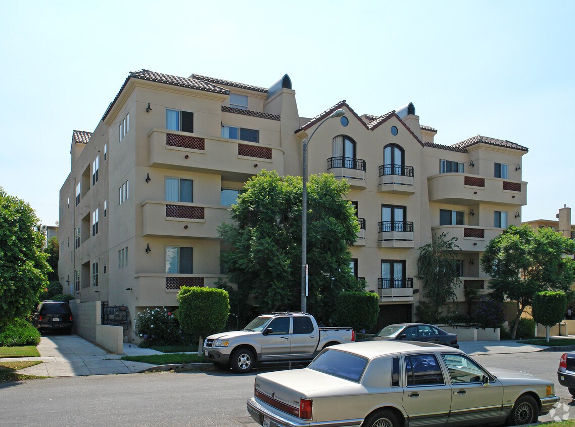 Building Photo - 832 N Alfred St