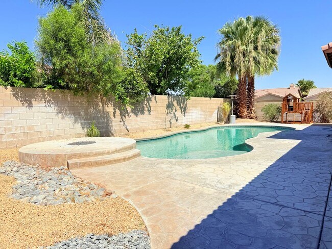 Building Photo - AVAILABLE NOW !! 4 Bedroom 2 Bathroom Home in La Quinta