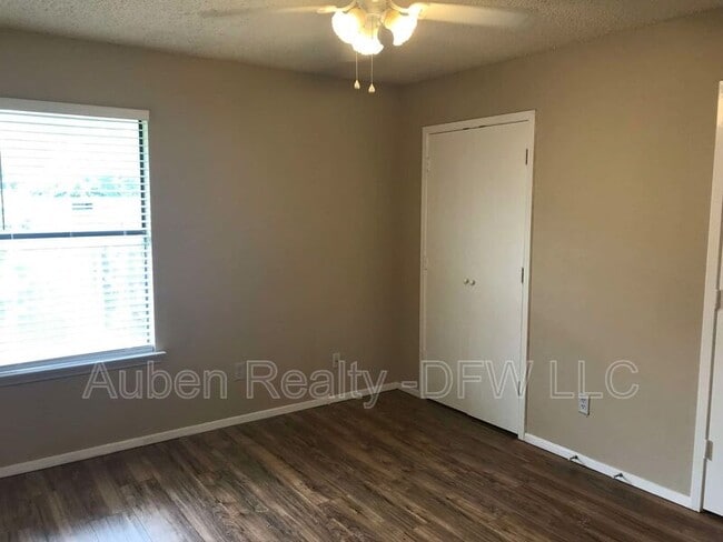 Building Photo - 1131 Suburban Dr