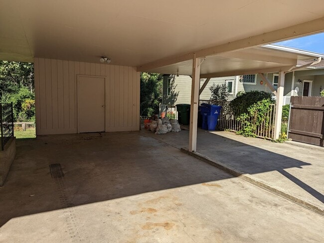 Building Photo - 3 bedroom 2 bath pet-friendly house with a...