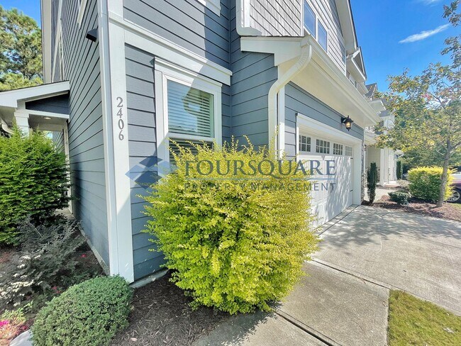 Foto del edificio - Spacious End-Unit Townhome with 2-Car Garage & Private Patio – Near Beaver Creek & Downtown Apex