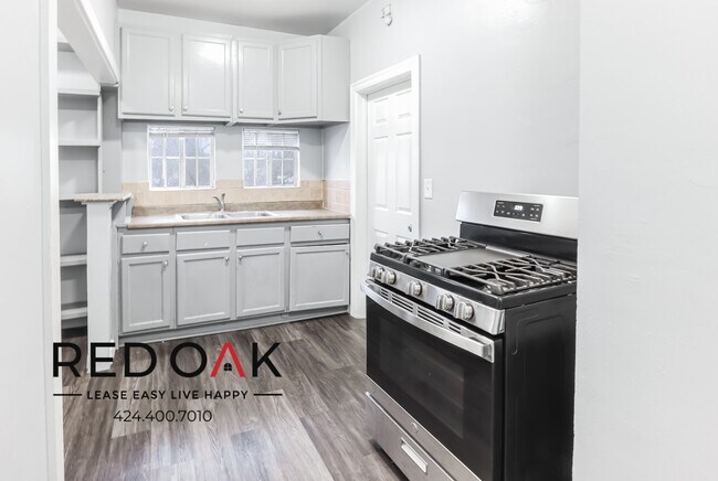 Foto del edificio - Charming, Spacious, and Sunny Three Bedroo...