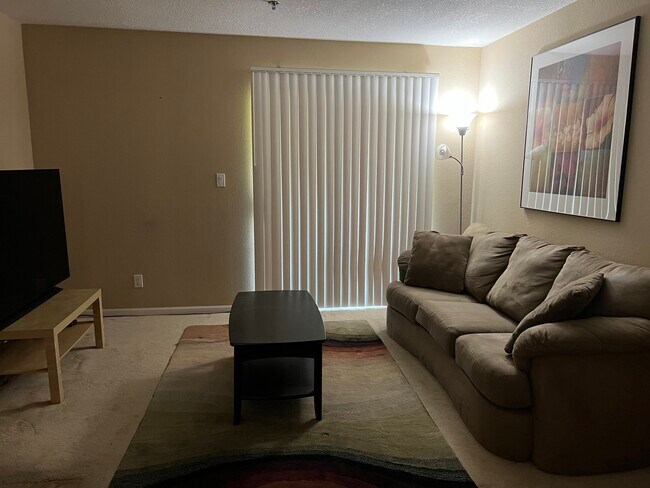 Sala de estar (amueblada) - 880 E Fremont Ave