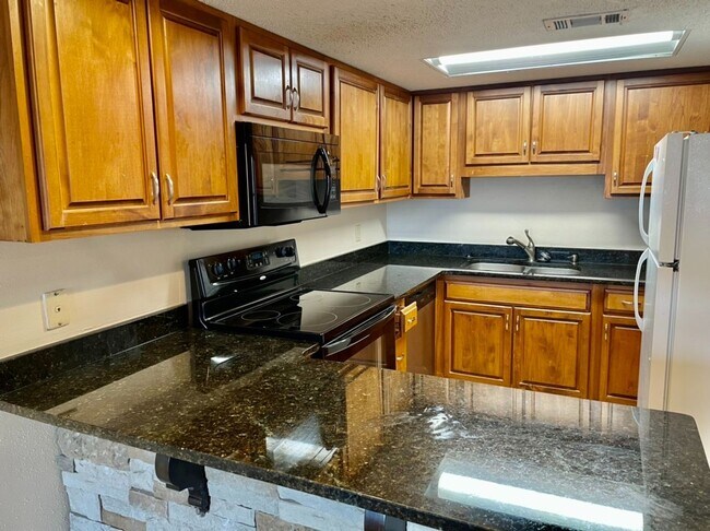 Building Photo - Deerfield Condominiums 429-15