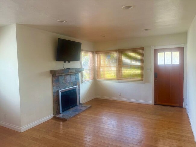 Building Photo - AWESOME 3 BEDROOM 2 BATH BEACH HOUSE