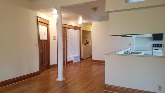 Foto del edificio - 6012 McPherson Ave