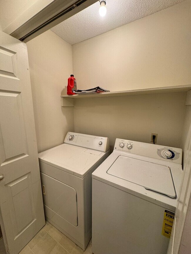 Foto del edificio - 201 Westbrooke Court #5 (Westbrooke Townhomes)