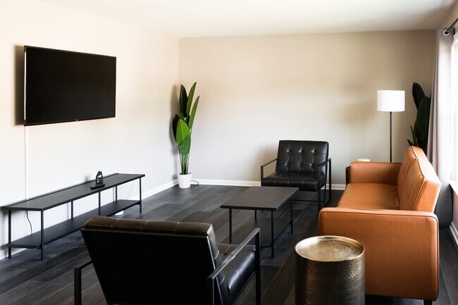 Foto del edificio - 2448 Warrensville Center Road, Unit 2