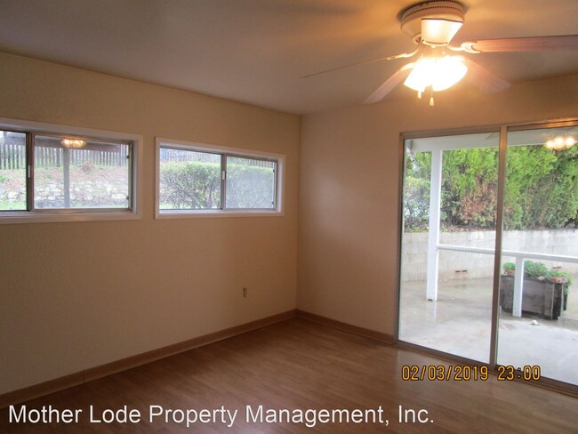 Building Photo - 4 br, 3 bath House - 220 Theall Street
