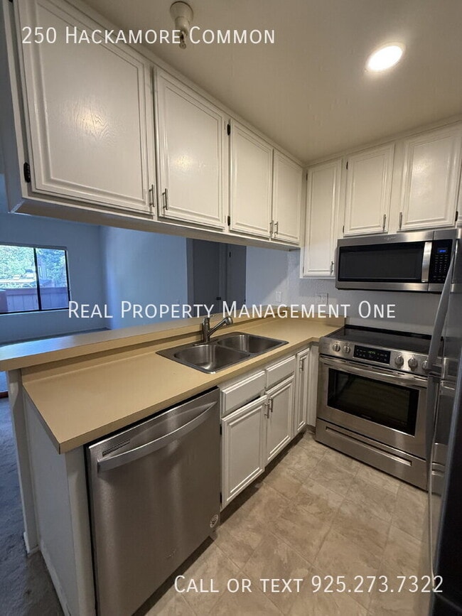 Building Photo - 250 Hackamore Common