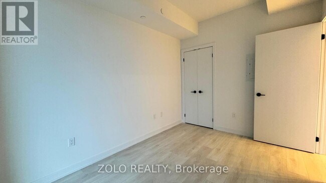 Photo du bâtiment - 117-3117 Broadway Ave