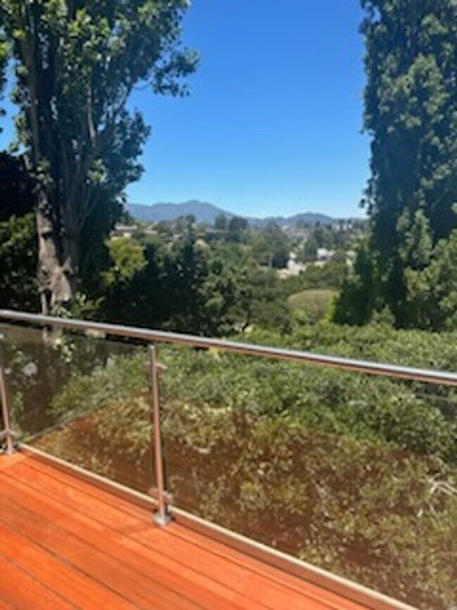 Foto del edificio - WONDERFUL THREE BEDROOM UPDATED TOWNHOUSE ...