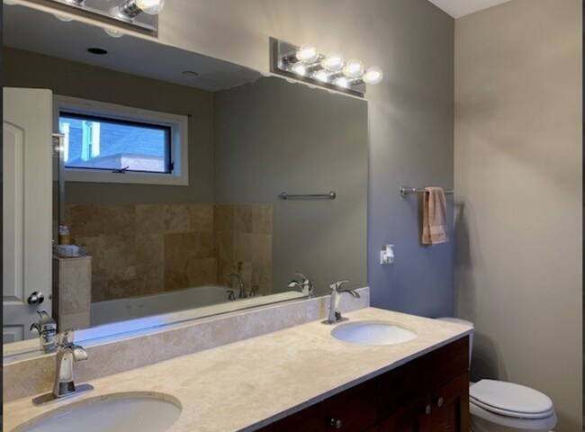 Building Photo - 4043 S Drexel Blvd