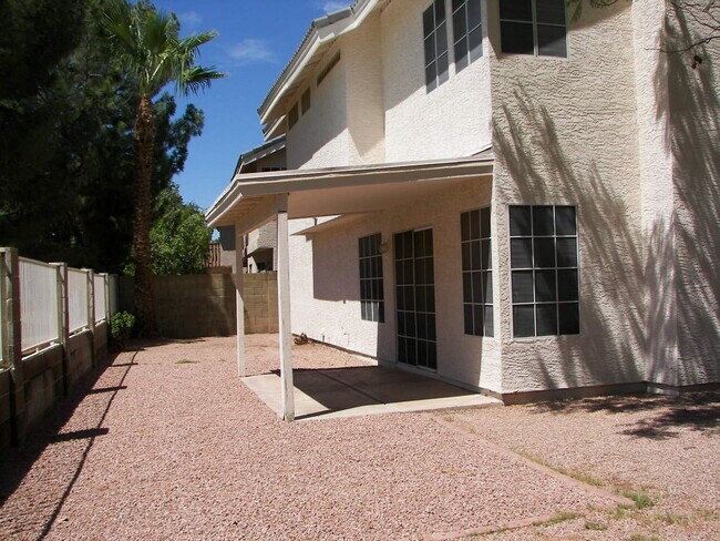 Foto del edificio - GREAT LOCATION WITH A COMMUNITY POOL