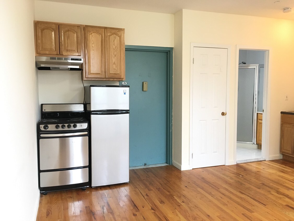 Primary Photo - 131 E 110th St