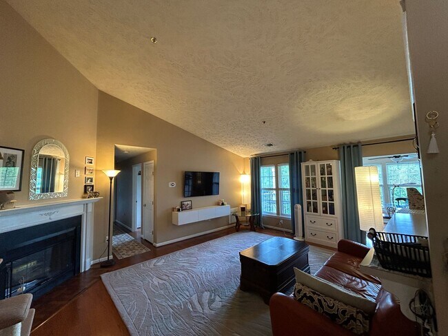 Foto del edificio - Charming Top-Floor Condo in Laurel Lakes –...