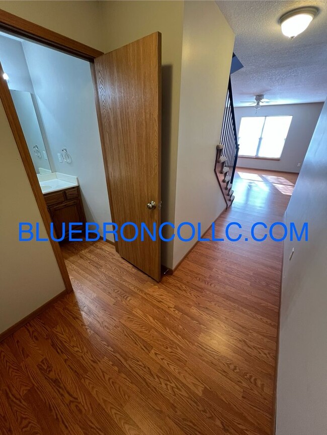 Building Photo - Spacious 3 bedroom, two level duplex in Ra...
