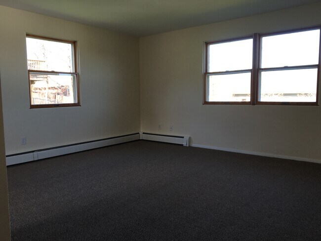 Building Photo - 916 Squires Ave