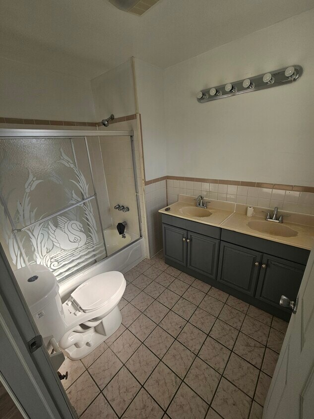 Master bathroom - 96 N 9th St
