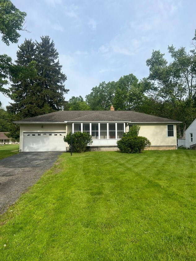 Primary Photo - 2843 W River Rd S