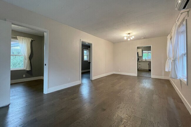 Foto del edificio - Cute Portsmouth Home with Sunroom, Fenced ...