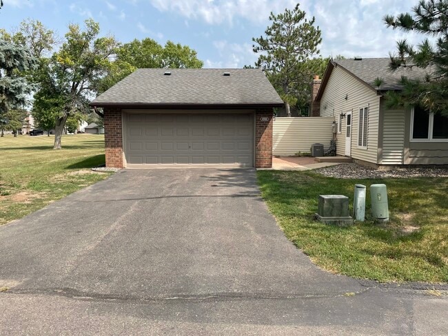 Gran espacio verde abierto a la izquierda del garaje. - 4702 Markham Pt