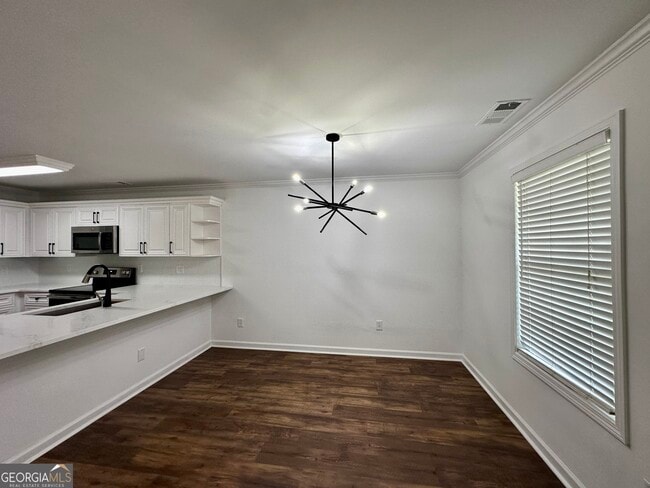 Building Photo - 728 Skyview Dr NE