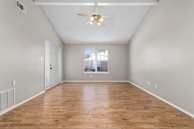 Foto del edificio - 5802 Park Valley Cir