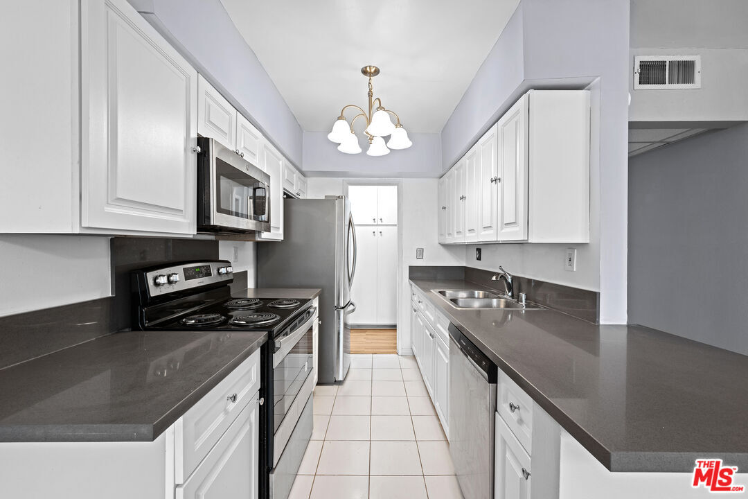 Primary Photo - 12801 Moorpark St